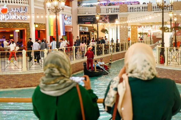 Shopping Villagio Mall em Doha, no Catar, traz referências da Itália por Vitor Jubini