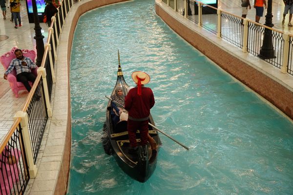 Shopping Villagio Mall em Doha, no Catar, traz referências da Itália por Vitor Jubini