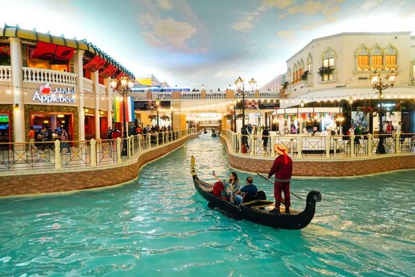 Shopping Villagio Mall em Doha, no Catar, traz referências da Itália por Vitor Jubini