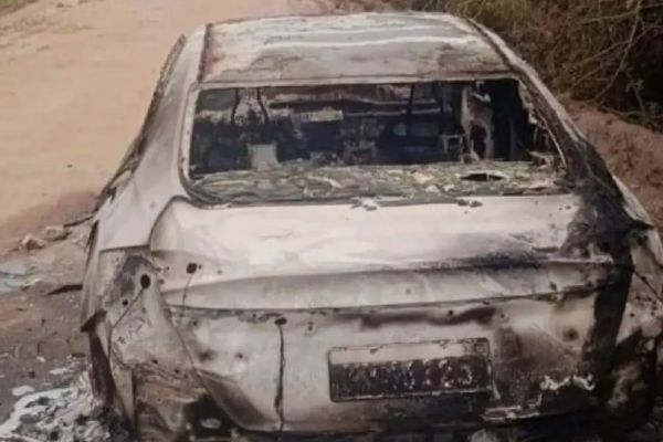 Um dos corpos foi encontrado no porta-malas e o outro no banco de trás do veículo, que ficou destruído