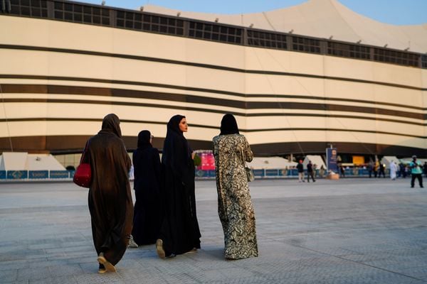 Mulheres vestidas com hijab chegam ao estádio Al Bayt para abertura da Copa do Catar