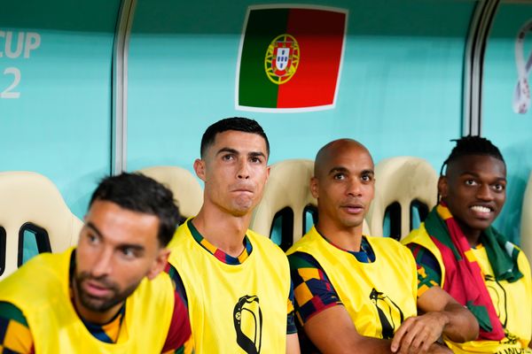 O jogador Cristiano Ronaldo (2º/e), de Portugal, no banco de reservas 