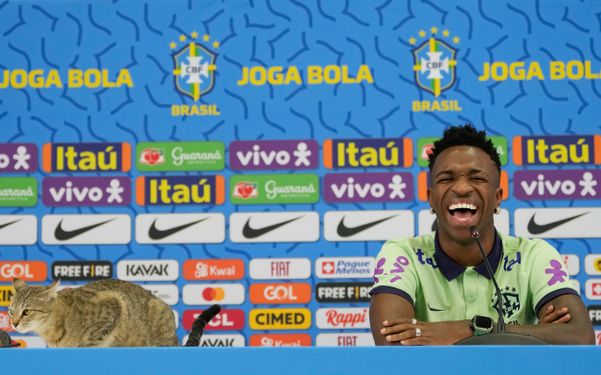 O jogador Vinicius Junior fala durante coletiva de imprensa após treino  