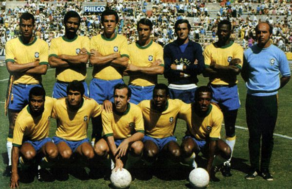 Fontana (3º em pé, da esquerda para a direita) e Pelé (penúltimo agachado) durante jogo da Seleção Brasileira contra a Romênia, Copa de 1970