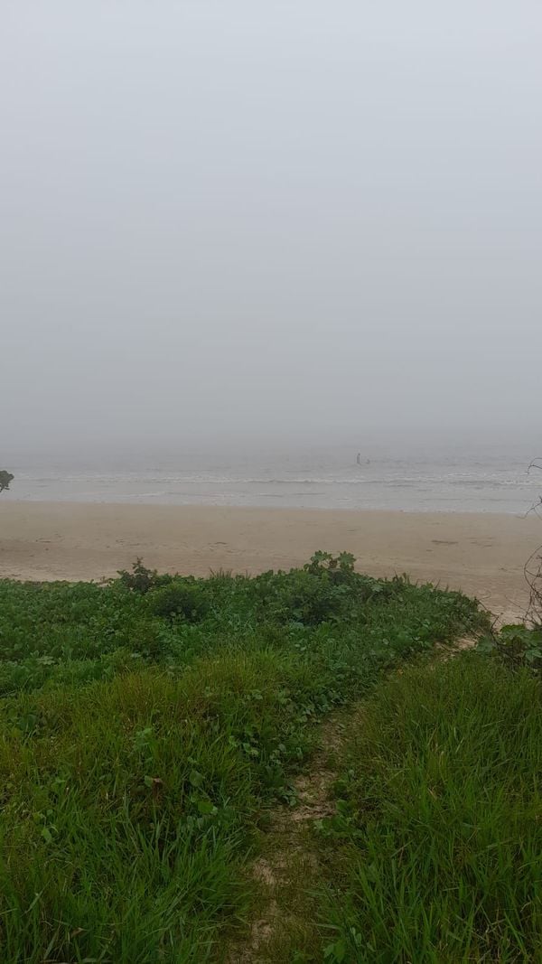 Forte neblina encobriu paisagens da região de Enseada Azul, em Guarapari, na manhã desta quinta-feira (8) por Leitora | A Gazeta