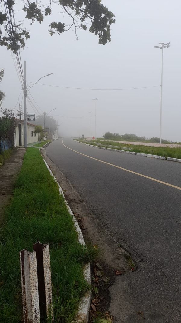 Forte neblina encobriu paisagens da região de Enseada Azul, em Guarapari, na manhã desta quinta-feira (8) por Leitora | A Gazeta
