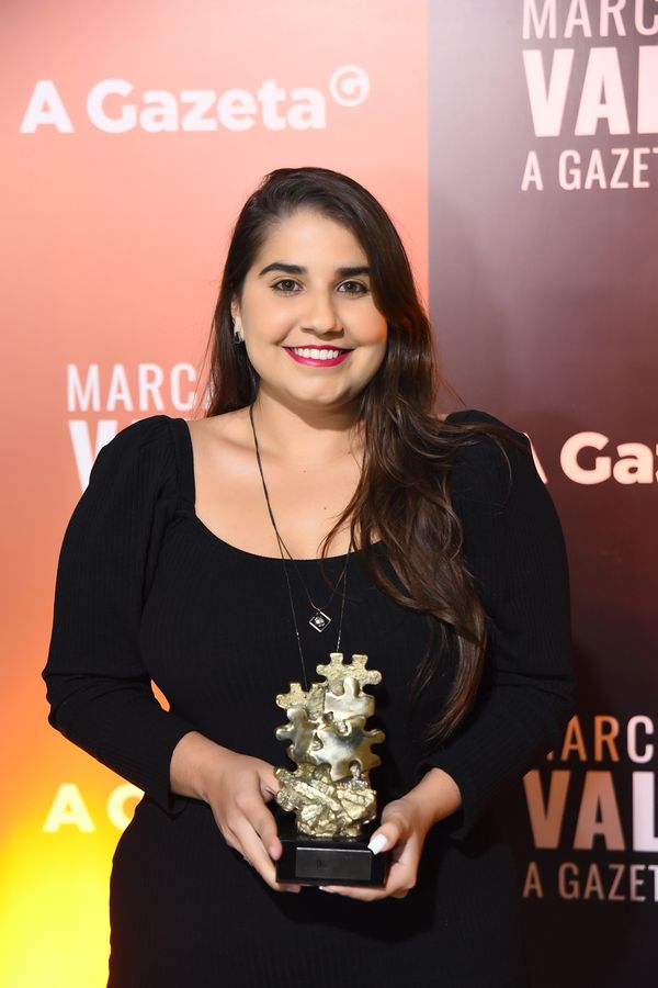 Larissa Rebuzzi | Suzano por Cloves Louzada