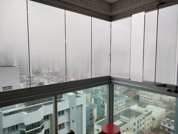 Neblina fez ficar difícil de enxergar até os prédios vizinhos no bairro Itapuã, em Vila Velha, nesta quinta-feira (8) por Leitor | A Gazeta