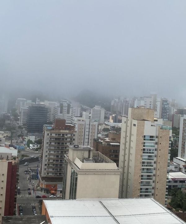 Normalmente vista pela janela, a Terceira Ponte "sumiu" com neblina que tomou o céu de Vila Velha na tarde desta quinta-feira (8) por Leitor | A Gazeta