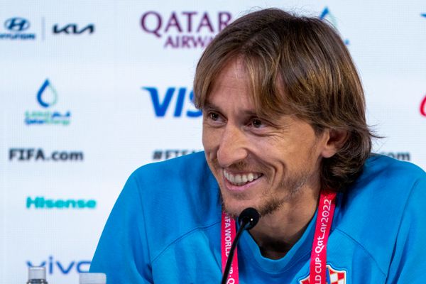 O meio-campista Luka Modric, da Croácia, fala durante coletiva de imprensa