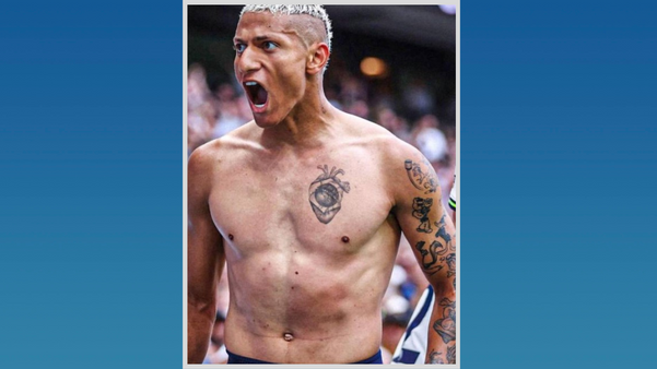 Richarlison tem tatuagem com bandeira do Brasil no peito, em forma de coração
