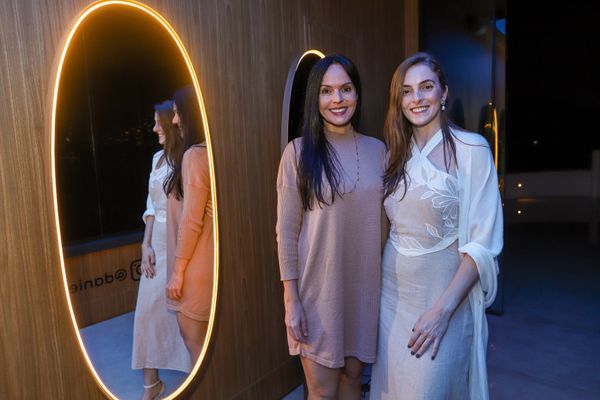 As arquitetas Patricia Palhano e Natiele Dalbó prestigiando lançamento do espelho ELA de Daniela Andrade na casa cor es
