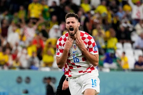 Bruno Petkovic, da Croácia, comemora após marcar seu gol sobre o Brasil durante partida válida pelas quartas de final da Copa do Mundo do Catar