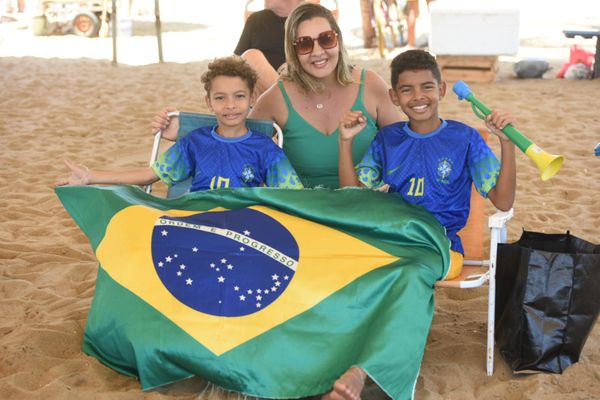 Felipe Porfiro Pereira, a mãe, Josiane Porfiro,  e o irmão, Pedro, de 12 anos, curtindo Brasil e Croácia na Praia de Camburi, Vitória
