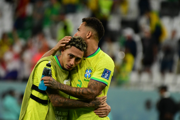 Jogadores da seleção brasileira se consolam. por Vitor Jubini