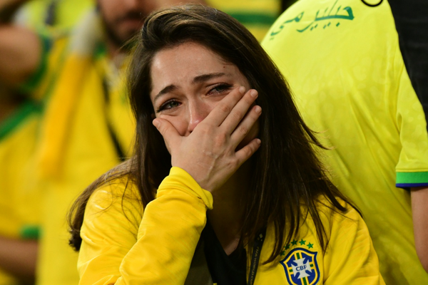 Tristeza toma conta de torcedores da seleção brasileira no Catar. por Vitor Jubini