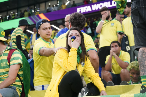 Tristeza toma conta de torcedores da seleção brasileira no Catar. por Vitor Jubini