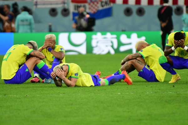 Seleção brasileira chora no meio do campo. por Vitor Jubini