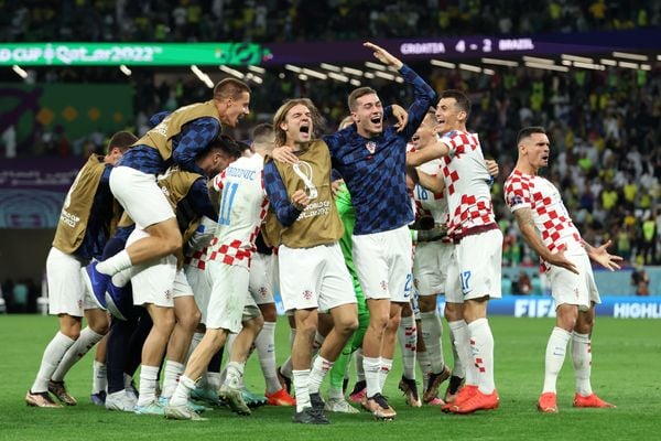 Jogadores croatas comemoram a classificação sobre o Brasil, nas quartas de final da Copa do Mundo do Catar