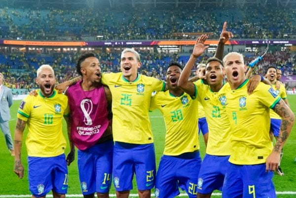 Jogadores da Seleção Brasileira comemoram vitória sobre a Coreia do Sul por 4 a 1 no estádio 974 na Copa do Mundo do Catar