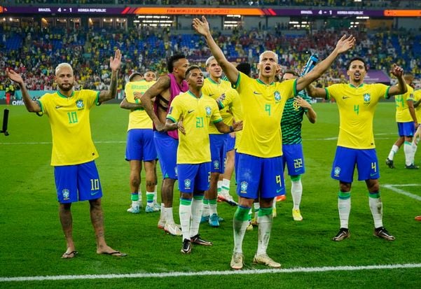 Jogadores da Seleção Brasileira comemoram vitória sobre a Coreia do Sul por 4 a 1 no estádio 974 na Copa do Mundo do Catar