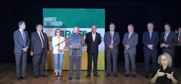 Lula com os cinco ministros anunciados para o seu governo