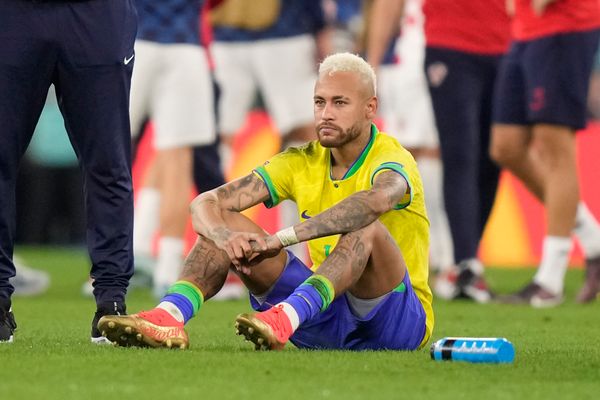 Neymar, do Brasil, lamenta derrota nos pênaltis para a Croácia ao final da partida 
