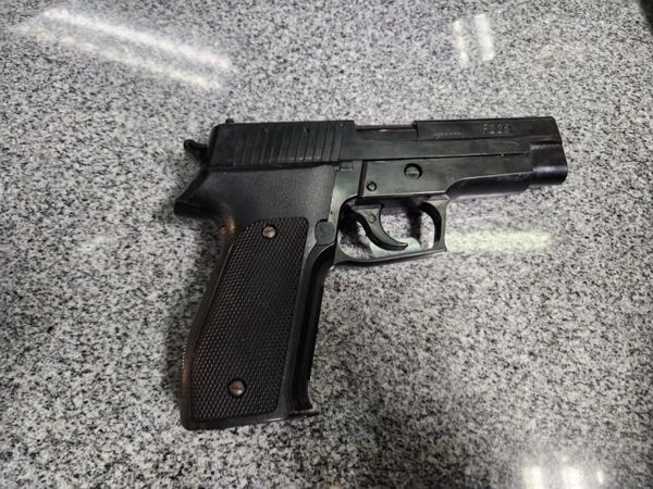 Simulacro de arma de fogo apreendido dentro do carro 