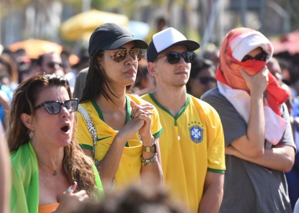 Torcedores na Praia de Camburi, em Vitória,  lamentam eliminação da Seleção Brasileira na Copa do Mundo por Carlos Alberto Silva