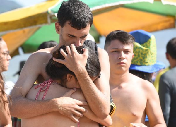 Torcedores na Praia de Camburi, em Vitória,  lamentam eliminação da Seleção Brasileira na Copa do Mundo por Carlos Alberto Silva