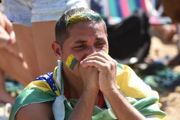 Torcedores na Praia de Camburi, em Vitória,  lamentam eliminação da Seleção Brasileira na Copa do Mundo do Catar, em derrota nos pênaltis para a Croácia