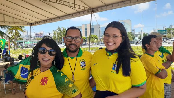 Torcedores na Praia de Camburi para acompanhar Brasil e Croácia pelas quartas de final da Copa