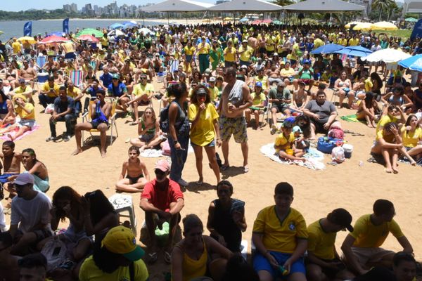 Torcida acompanha Brasil e Croácia na Praia de Camburi, Vitória por Carlos Alberto Silva