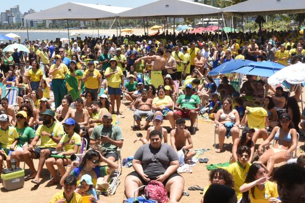 Torcida acompanha Brasil e Croácia na Praia de Camburi, Vitória por Carlos Alberto Silva