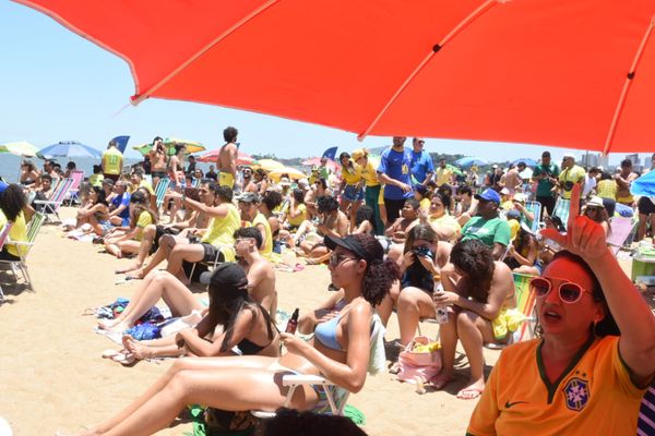 Torcida acompanha Brasil e Croácia na Praia de Camburi, Vitória por Carlos Alberto Silva
