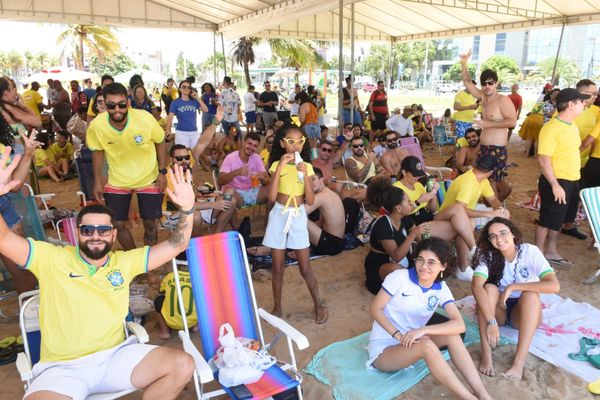 Torcida na Praia de Camburi, em Vitória, para ver Brasil e Croácia na Copa