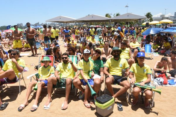 Torcida na Praia de Camburi para ver Brasil e Croácia na Copa por Carlos Alberto Silva