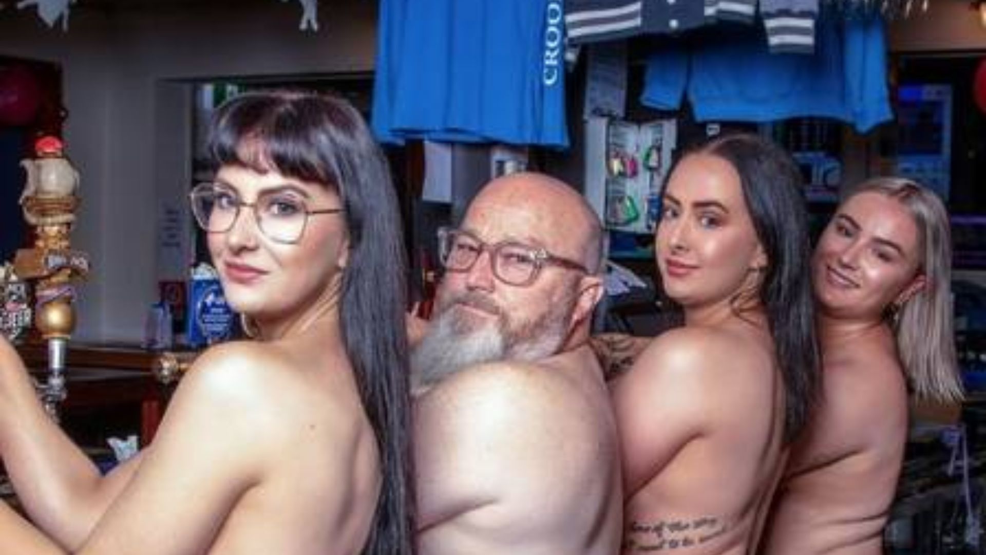 Australianos posam nus para ajudar vizinha com câncer por Divulgação