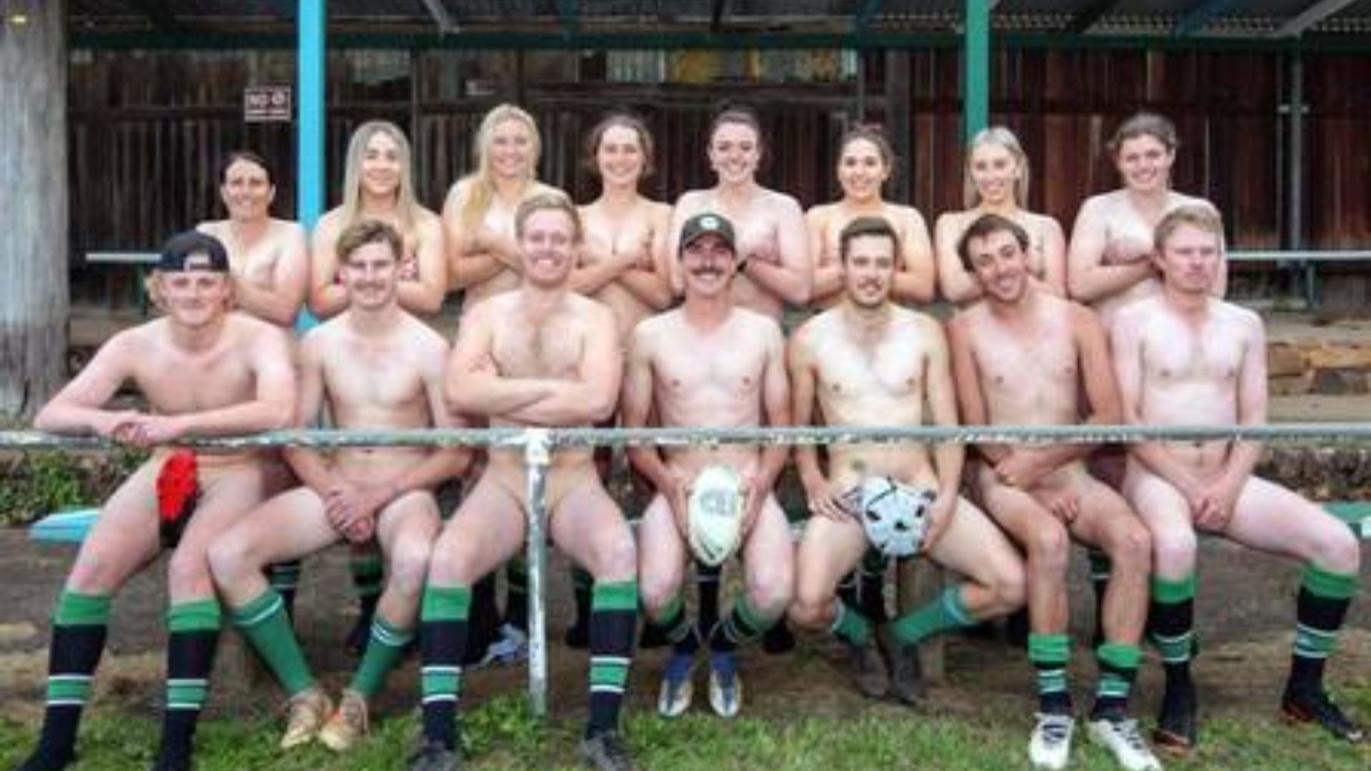 Australianos posam nus para ajudar vizinha com câncer por Divulgação