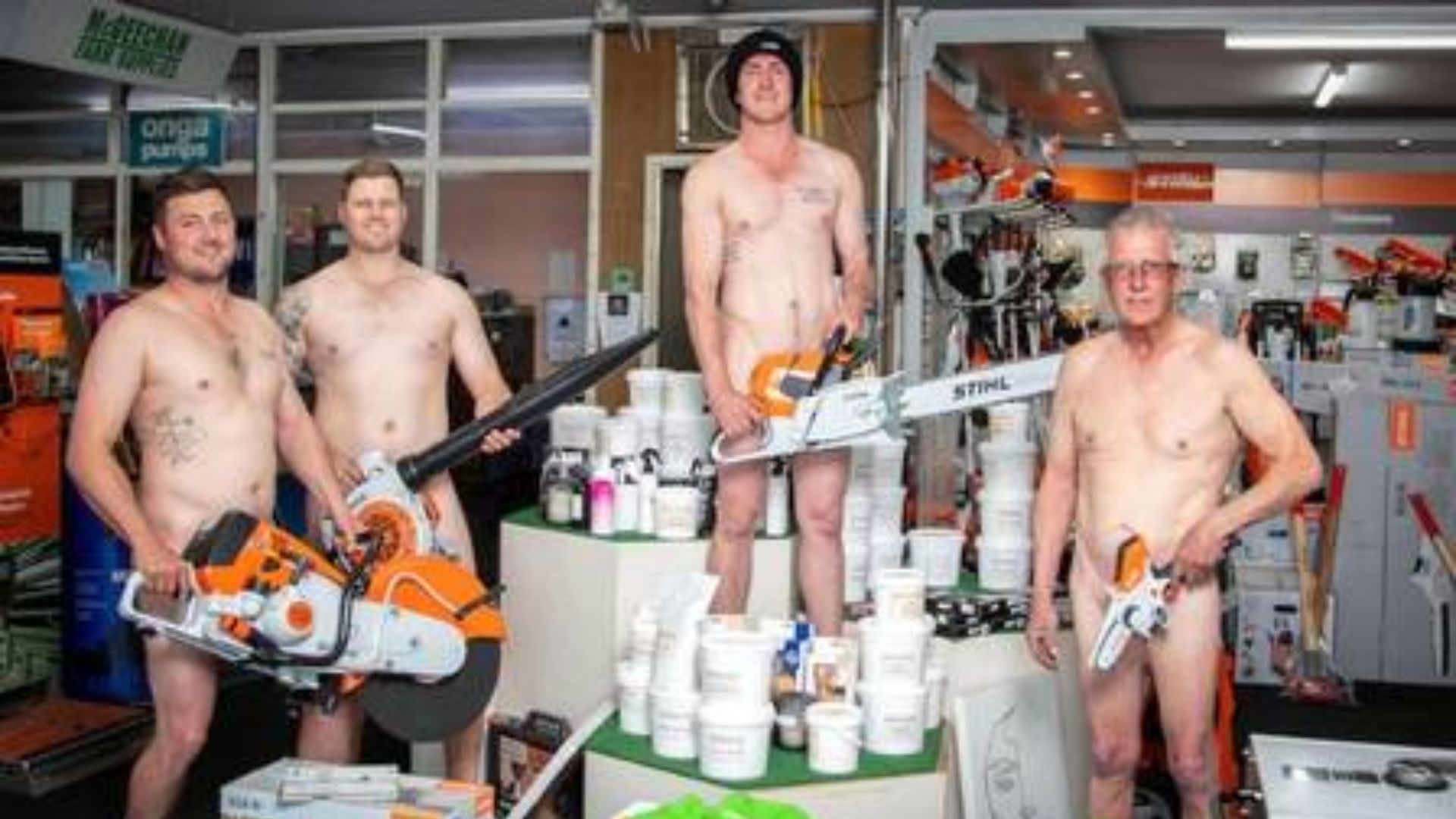 Australianos posam nus para ajudar vizinha com câncer por Divulgação