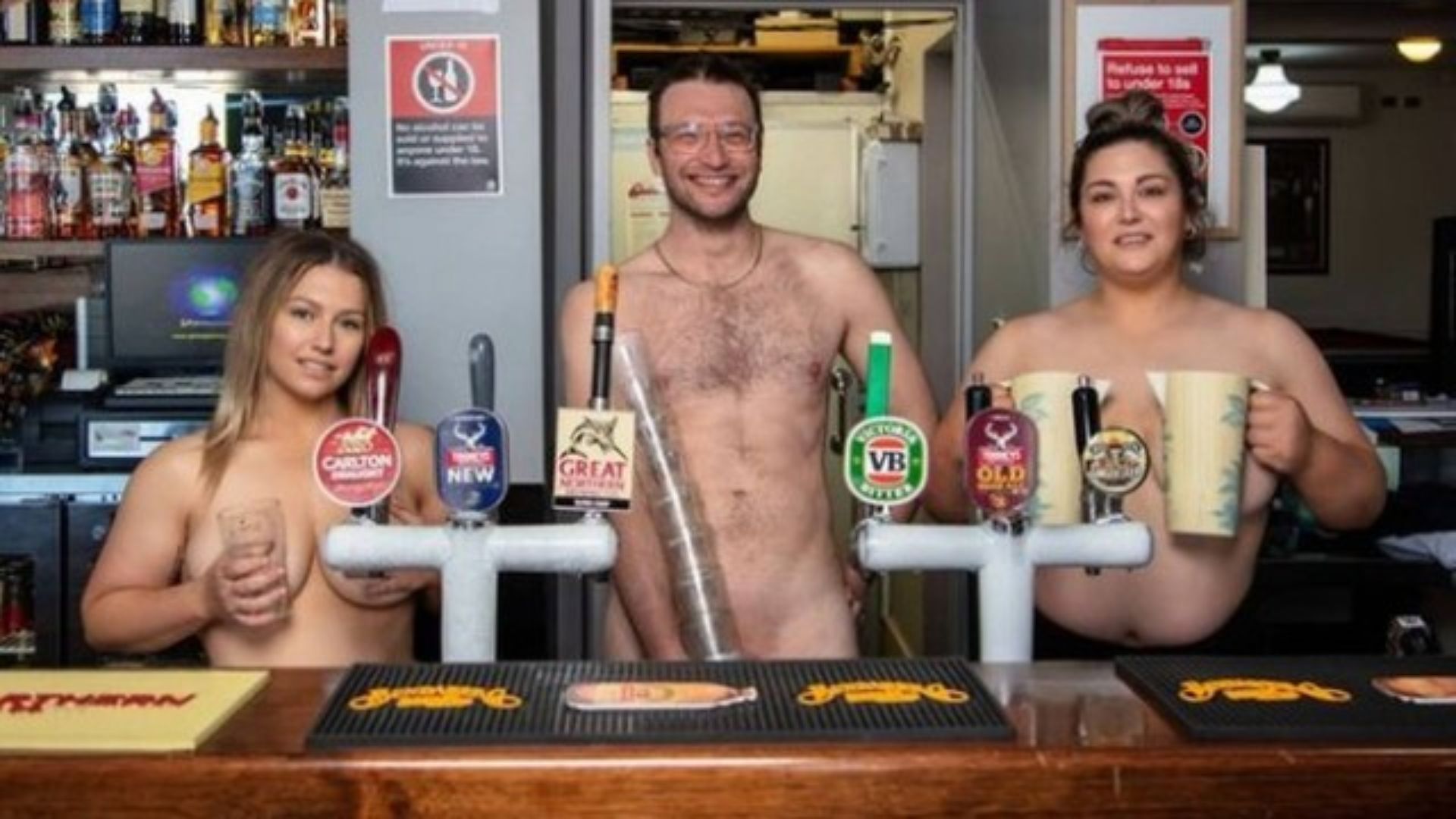 Australianos posam nus para ajudar vizinha com câncer por Divulgação