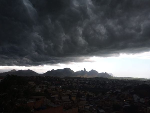 Nuvens escuras sobre o Pico do Itabira, em Cachoeiro de Itapemirim