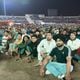 Migrantes acompanham jogo da Copa do Mundo em Fan Zone instalada no bairro Asia Town, em Doha no Catar