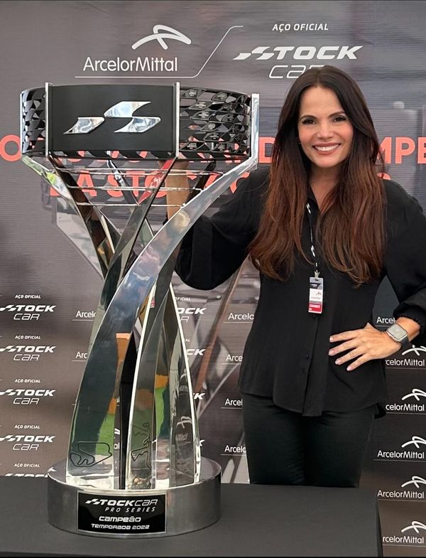 Ana Paula Castro assina o troféu da Stock Car 2022