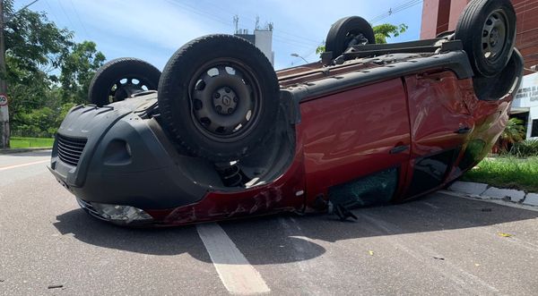 Carro fica capotado após acidente na Avenida Adalberto Simão Nader, em Vitória