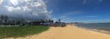 De um lado: muitas nuves. De outro: céu azul. Este foi o cenário visto na Praia de Camburi, em Vitória, neste domingo (11)(Alberto Borém)