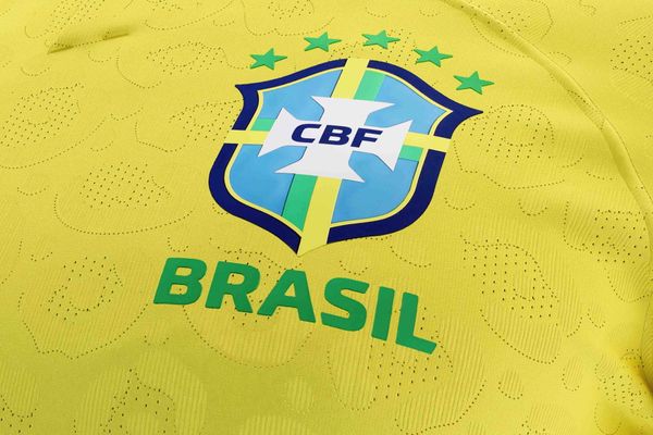 Escudo da CBF em camisa da Seleção Brasileira usada na Copa do Mundo do Catar