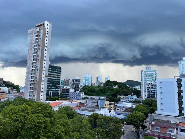 Tempo fechou no início da tarde deste domingo (11) na Praia do Suá, em Vitória por Viviane Lopes