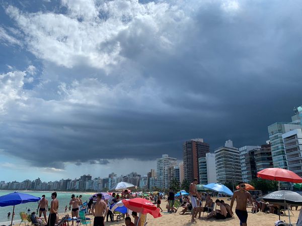 Tempo mudou repentinamente na Praia da Costa, em Vila Velha, neste domingo (11) por Daniel Marçal