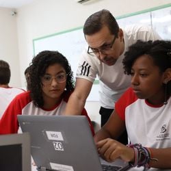 Em todo o Estado, há mais de 230 mil vagas disponíveis, distribuídas entre o ensino fundamental, médio e Ensino de Jovens e Adultos (EJA)